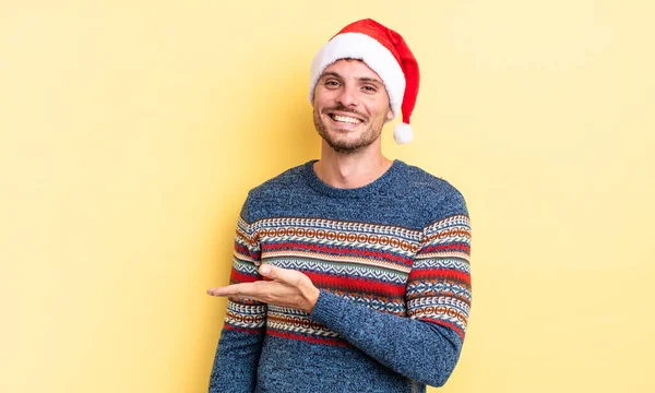 Joven Hombre Guapo Sonriendo Alegremente Sintiéndose Feliz Mostrando Concepto Concepto —  Fotos de Stock