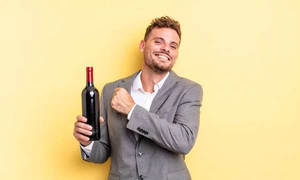 Jovem Homem Bonito Sentindo Feliz Enfrentando Desafio Celebrando Garrafa Vinho — Fotografia de Stock