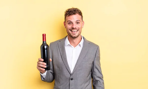 Jovem Homem Bonito Que Parece Feliz Agradavelmente Surpreso Garrafa Vinho — Fotografia de Stock