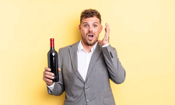 Jovem Bonito Homem Gritando Com Mãos Garrafa Vinho Conceito — Fotografia de Stock