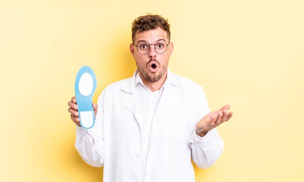 Young Handsome Man Amazed Shocked Astonished Unbelievable Surprise Chiropodist Concept — Stock Photo, Image