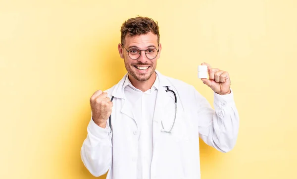 Giovane Uomo Bello Sentirsi Scioccato Ridendo Celebrando Successo Medico Pillole — Foto Stock