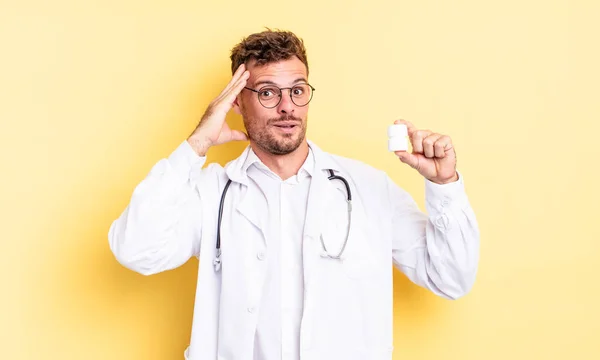 Joven Hombre Guapo Buscando Feliz Asombrado Sorprendido Concepto Botella Píldoras — Foto de Stock