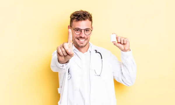 Jovem Bonito Homem Sorrindo Orgulhosamente Confiantemente Fazendo Número Conceito Garrafa — Fotografia de Stock