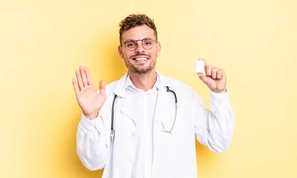 Joven Hombre Guapo Sonriendo Felizmente Saludándote Con Mano Dándote Bienvenida —  Fotos de Stock