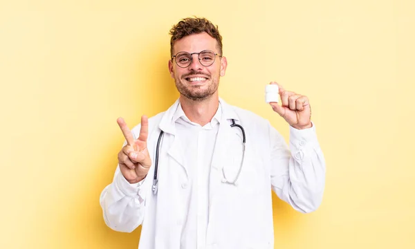 Giovane Bell Uomo Sorridente Amichevole Mostrando Numero Due Medico Pillole — Foto Stock