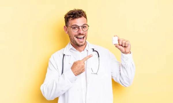 Joven Hombre Guapo Mirando Emocionado Sorprendido Señalando Lado Concepto Botella — Foto de Stock