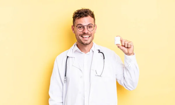 Giovane Bell Uomo Che Sembra Felice Piacevolmente Sorpreso Medico Pillole — Foto Stock