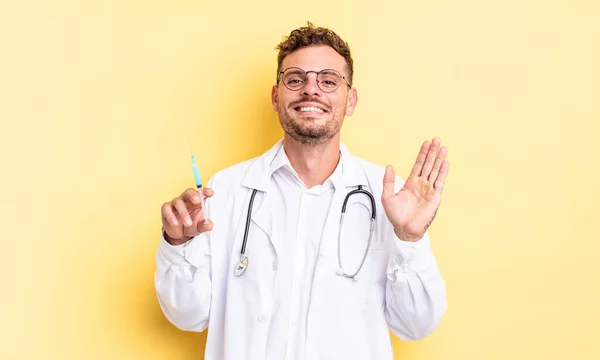 Joven Hombre Guapo Sonriendo Felizmente Saludándote Con Mano Dándote Bienvenida —  Fotos de Stock