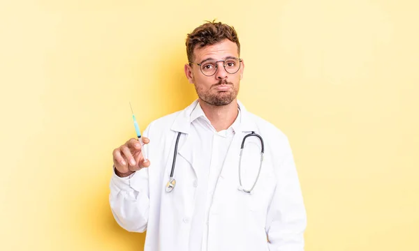 잘생긴 남자는 표정으로 스러움을 느낀다 의사의 주사기 — 스톡 사진