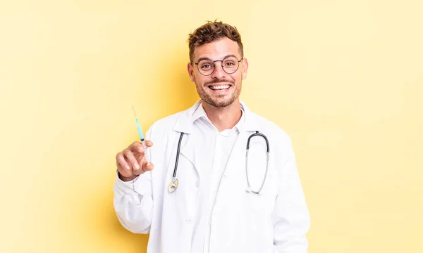 Joven Hombre Guapo Buscando Feliz Gratamente Sorprendido Concepto Jeringa Médica —  Fotos de Stock