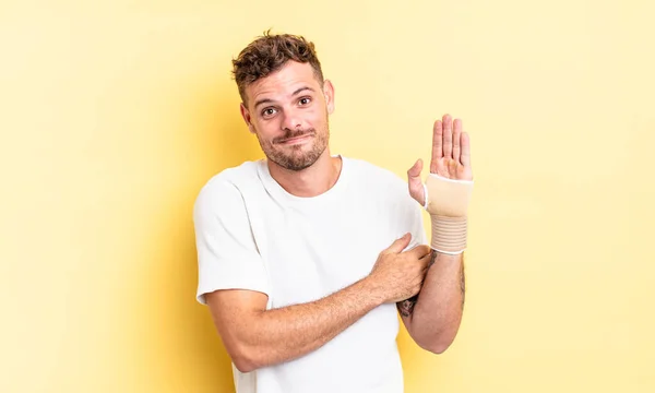 Joven Hombre Guapo Encogiéndose Hombros Sintiéndose Confundido Incierto Concepto Vendaje — Foto de Stock