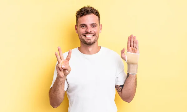 Joven Hombre Guapo Sonriendo Buscando Amigable Mostrando Número Tres Concepto —  Fotos de Stock