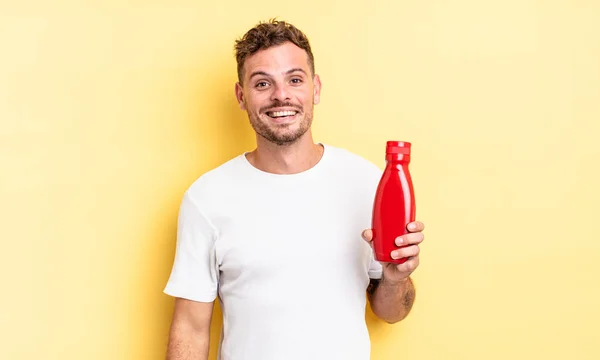 Junger Gutaussehender Mann Der Glücklich Und Angenehm Überrascht Aussieht Ketchup — Stockfoto
