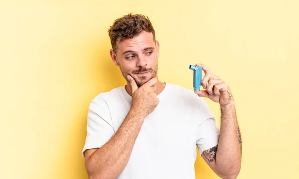 Ein Junger Gutaussehender Mann Lächelt Mit Glücklichem Selbstbewusstem Gesichtsausdruck Die — Stockfoto