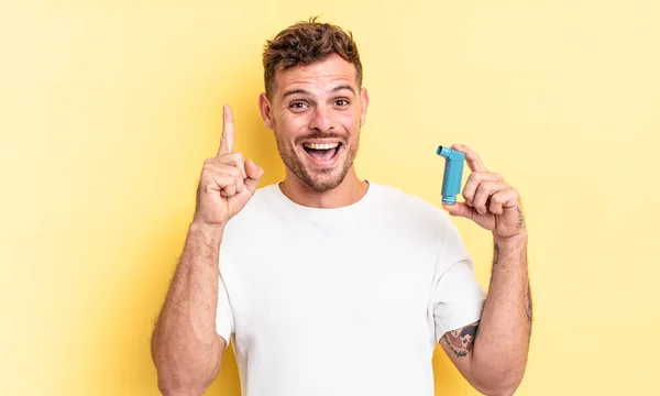 Jovem Homem Bonito Sentindo Como Gênio Feliz Animado Depois Perceber — Fotografia de Stock