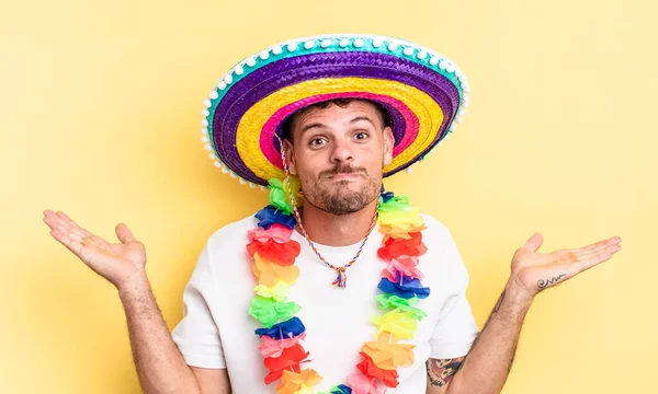 Joven Hombre Guapo Sintiéndose Desconcertado Confundido Dudando Concepto Partido Mexicano —  Fotos de Stock