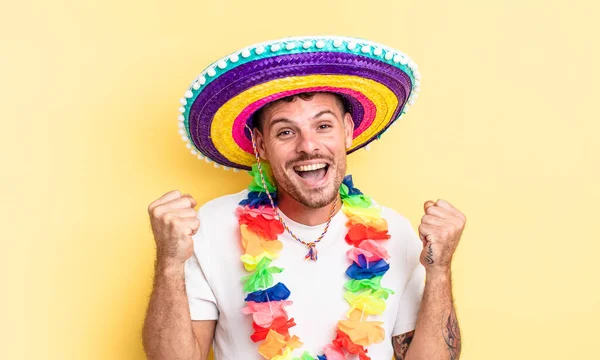 Joven Hombre Guapo Sentirse Sorprendido Riendo Celebrando Éxito Concepto Partido —  Fotos de Stock