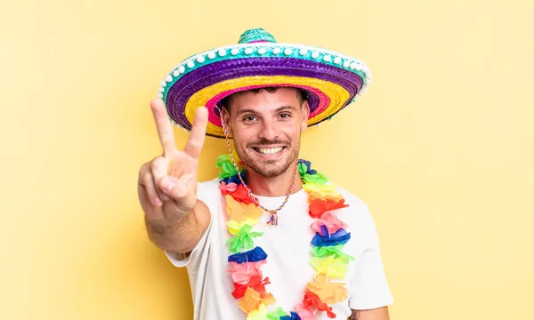 Joven Hombre Guapo Sonriendo Mirando Feliz Haciendo Gestos Victoria Paz —  Fotos de Stock