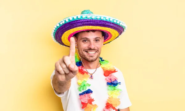 Joven Hombre Guapo Sonriendo Orgullosamente Con Confianza Haciendo Número Uno —  Fotos de Stock