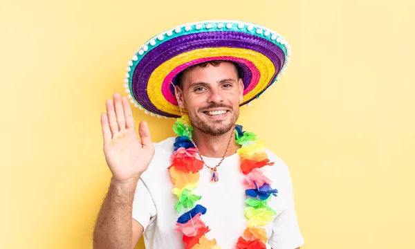 Jonge Knappe Man Glimlachend Zwaaiend Met Hand Verwelkomend Groetend Mexicaans — Stockfoto