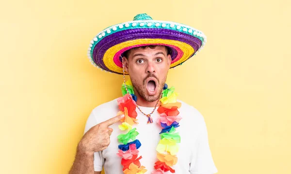 Joven Hombre Guapo Mirando Sorprendido Sorprendido Con Boca Abierta Apuntando — Foto de Stock