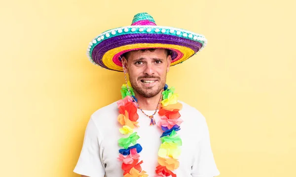 Joven Hombre Guapo Buscando Desconcertado Confundido Concepto Partido Mexicano —  Fotos de Stock