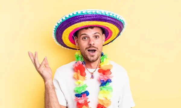 Joven Hombre Guapo Sentirse Feliz Sorprendido Darse Cuenta Una Solución — Foto de Stock