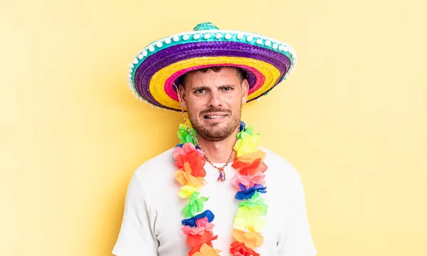 Joven Hombre Guapo Sintiéndose Desconcertado Confundido Concepto Partido Mexicano —  Fotos de Stock