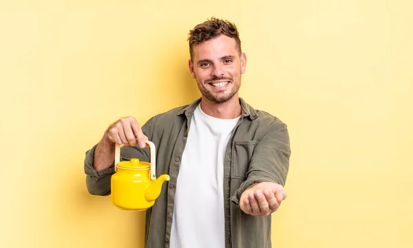 Jovem Bonito Homem Sorrindo Feliz Com Amigável Oferecendo Mostrando Conceito — Fotografia de Stock