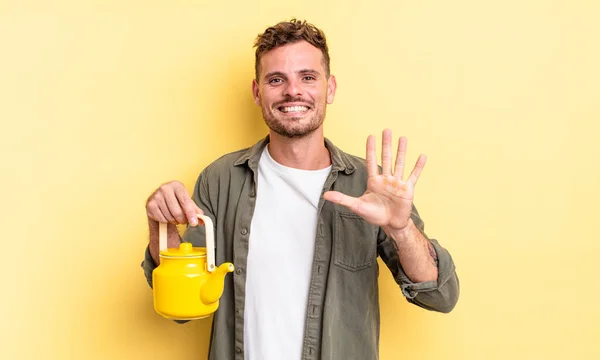 Jovem Bonito Homem Sorrindo Olhando Amigável Mostrando Número Cinco Conceito — Fotografia de Stock