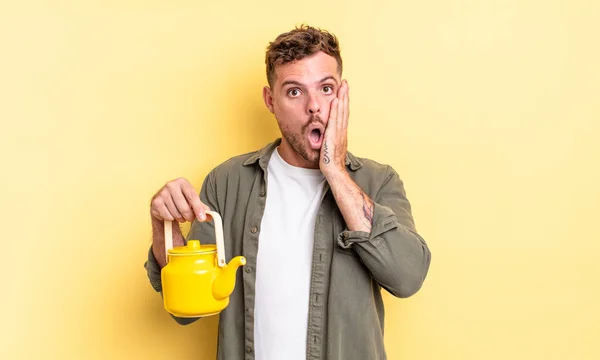 Jovem Homem Bonito Sentindo Chocado Assustado Conceito Bule — Fotografia de Stock