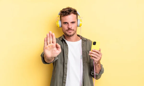 Ung Stilig Man Ser Allvarligt Visar Öppen Handflata Gör Stopp — Stockfoto