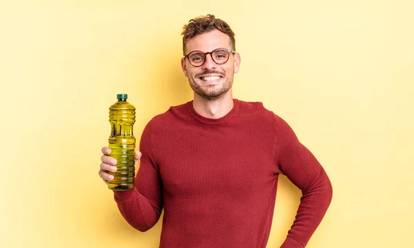 Junger Gutaussehender Mann Lächelt Glücklich Mit Einer Hand Auf Der — Stockfoto