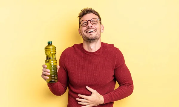 Junger Gutaussehender Mann Der Laut Über Irgendeinen Urkomischen Witz Lacht — Stockfoto