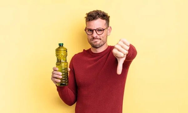 Junger Gutaussehender Mann Der Die Daumen Nach Unten Zeigt Olivenölkonzept — Stockfoto