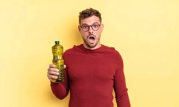 Junger Gutaussehender Mann Der Sehr Schockiert Oder Überrascht Aussah Olivenölkonzept — Stockfoto
