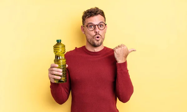 Junger Gutaussehender Mann Der Ungläubig Erstaunt Schaut Olivenölkonzept — Stockfoto