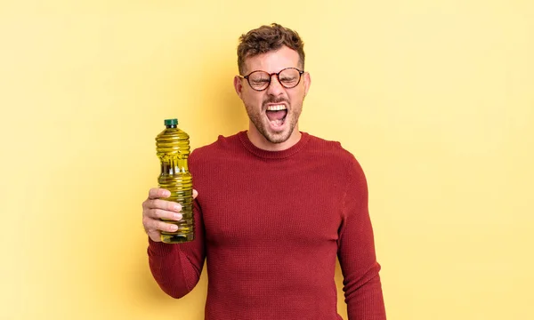 Der Junge Gut Aussehende Mann Schrie Aggressiv Und Sah Sehr — Stockfoto