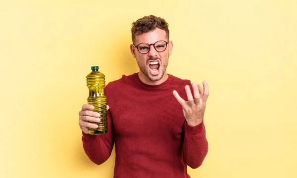 Junger Gutaussehender Mann Der Wütend Genervt Und Frustriert Wirkt Olivenölkonzept — Stockfoto