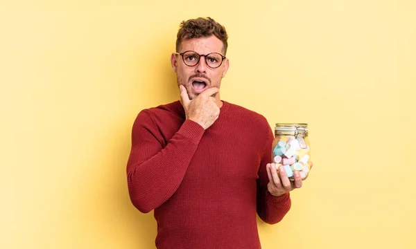 Jovem Homem Bonito Com Boca Olhos Bem Abertos Mão Queixo — Fotografia de Stock