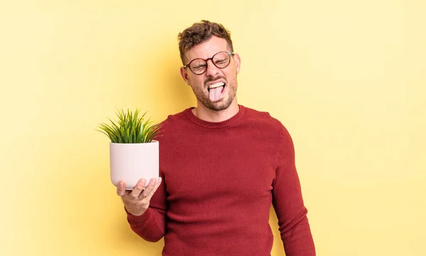 Jeune Homme Beau Avec Une Attitude Joyeuse Rebelle Plaisantant Tirant — Photo