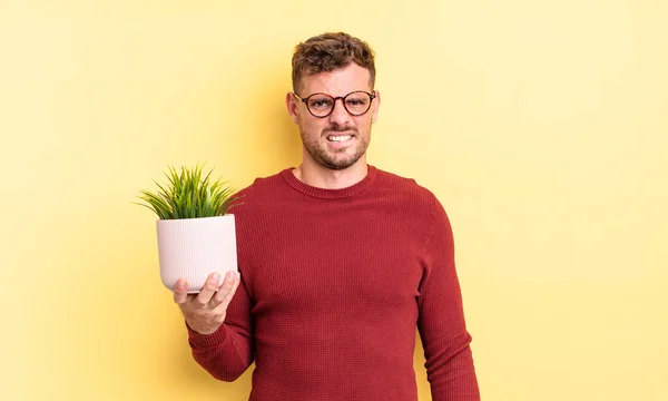 Jovem Homem Bonito Olhar Confuso Confuso Conceito Planta Decorativa — Fotografia de Stock