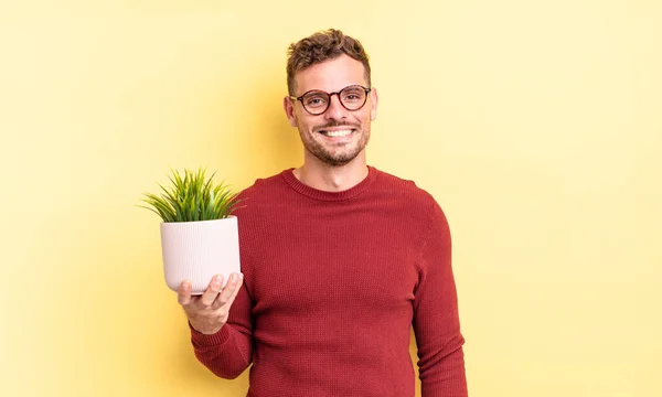 Jonge Knappe Man Die Gelukkig Aangenaam Verrast Uitziet Decoratieve Plant — Stockfoto