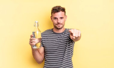 Genç ve yakışıklı bir adam kamerayı işaret ederek seni seçiyor. su kavramı