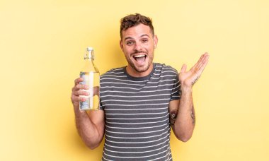 Genç yakışıklı adam kendini mutlu hissediyor ve inanılmaz bir şeye hayret ediyor. su kavramı