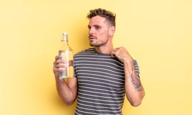 Genç ve yakışıklı adam stresli, endişeli, yorgun ve hayal kırıklığına uğramış hissediyor. su kavramı