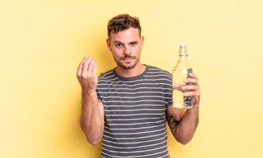 Genç yakışıklı adam kapiş ya da para hareketi yapıyor, sana ödemeni söylüyor. su kavramı