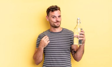 Genç yakışıklı adam kibirli, başarılı, pozitif ve gururlu görünüyor. su kavramı