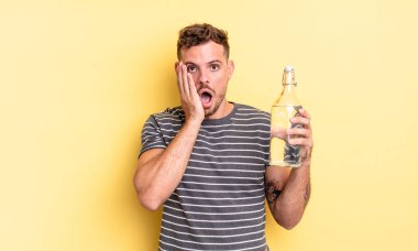 Genç ve yakışıklı bir adam şok olmuş ve korkmuş hissediyor. su kavramı